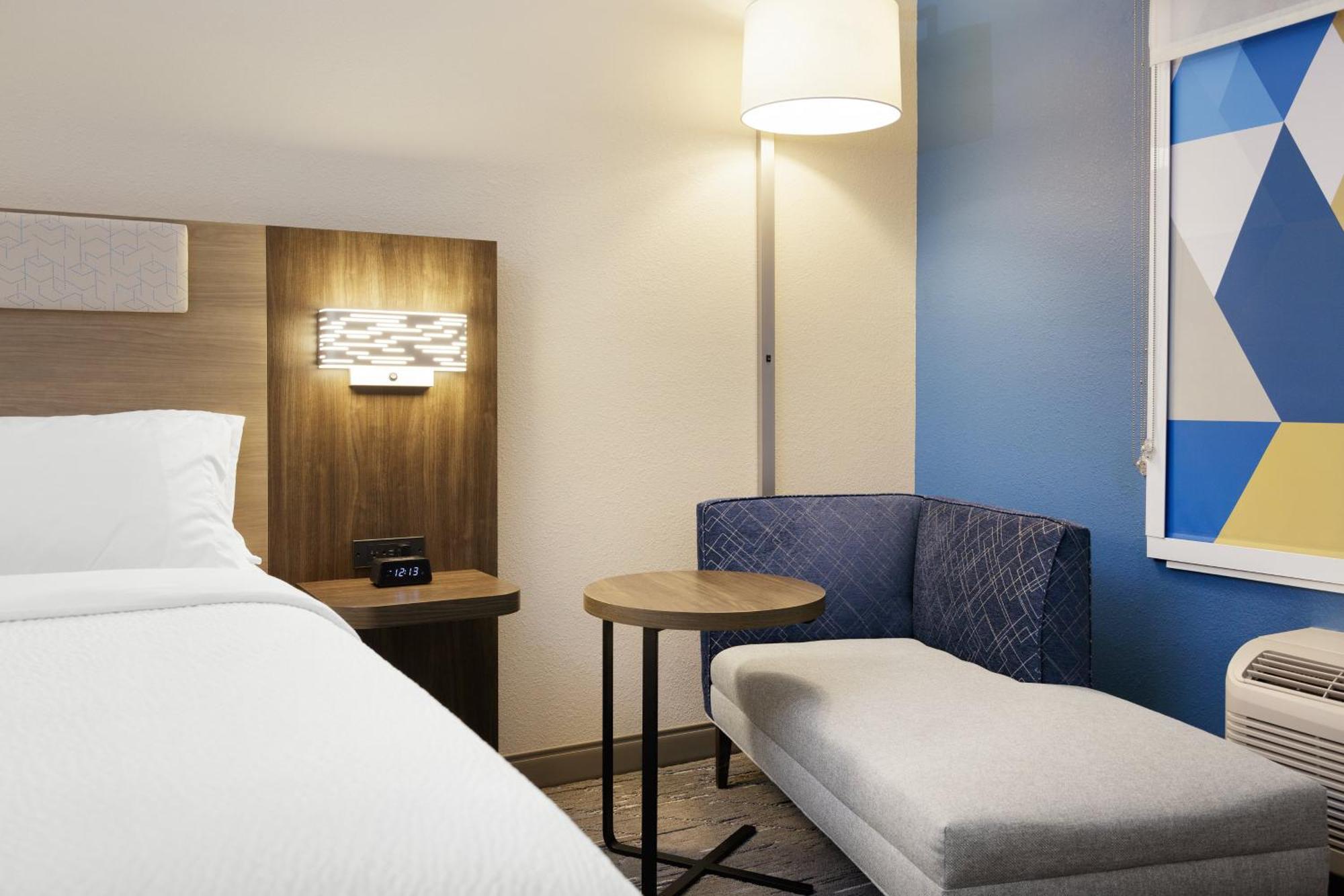 Holiday Inn Express Hotel & Suites Terre Haute By Ihg Esterno foto