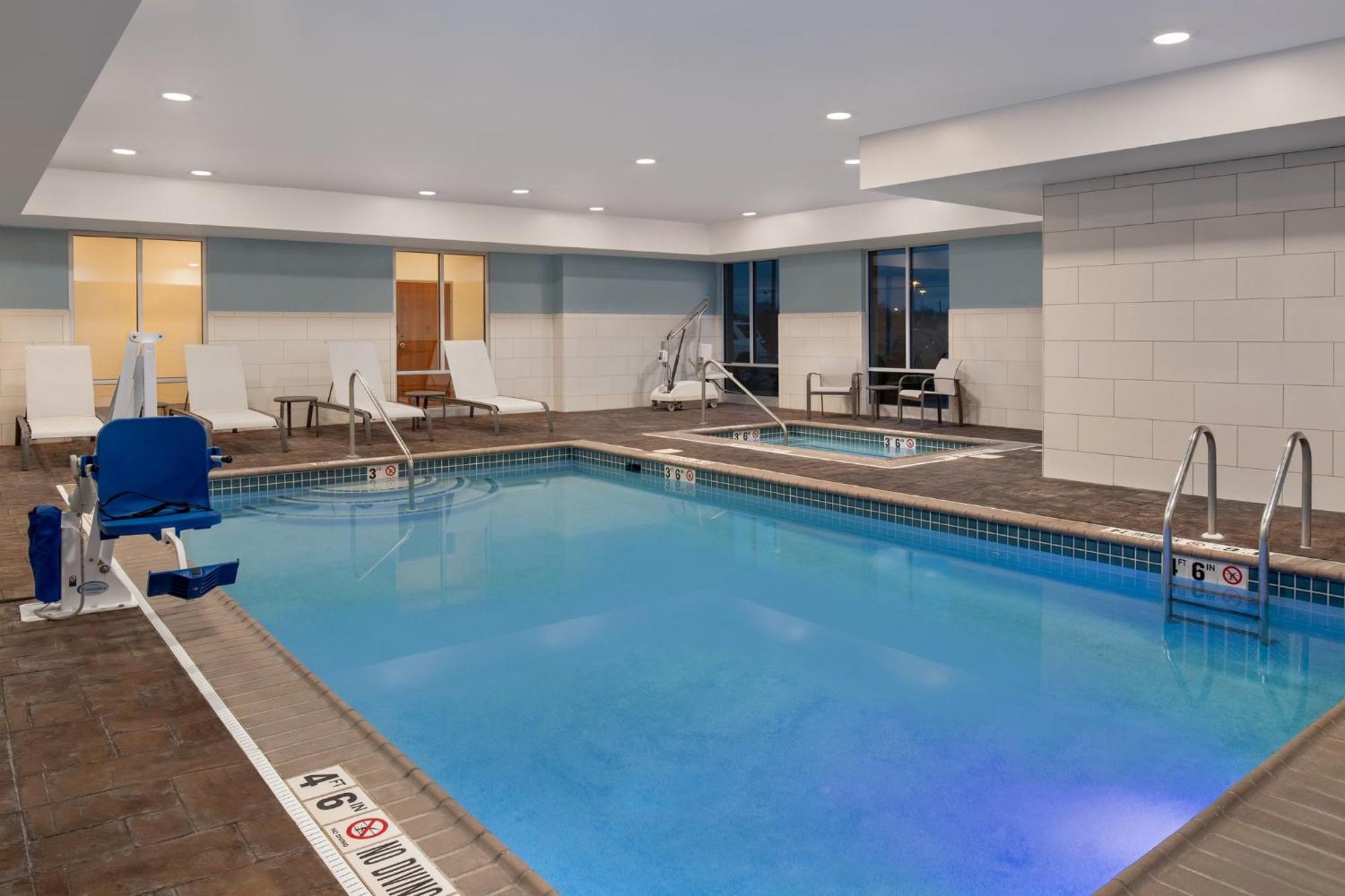 Holiday Inn Express Hotel & Suites Terre Haute By Ihg Esterno foto