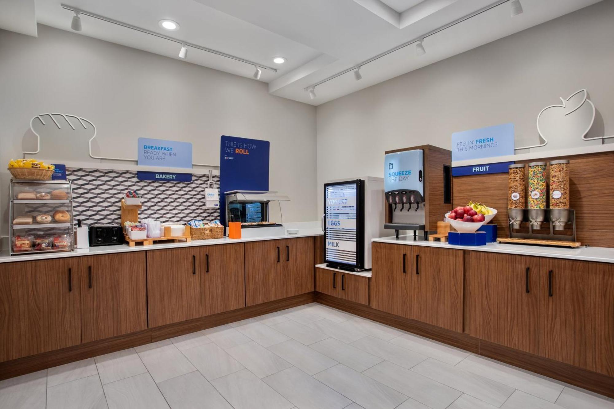 Holiday Inn Express Hotel & Suites Terre Haute By Ihg Esterno foto