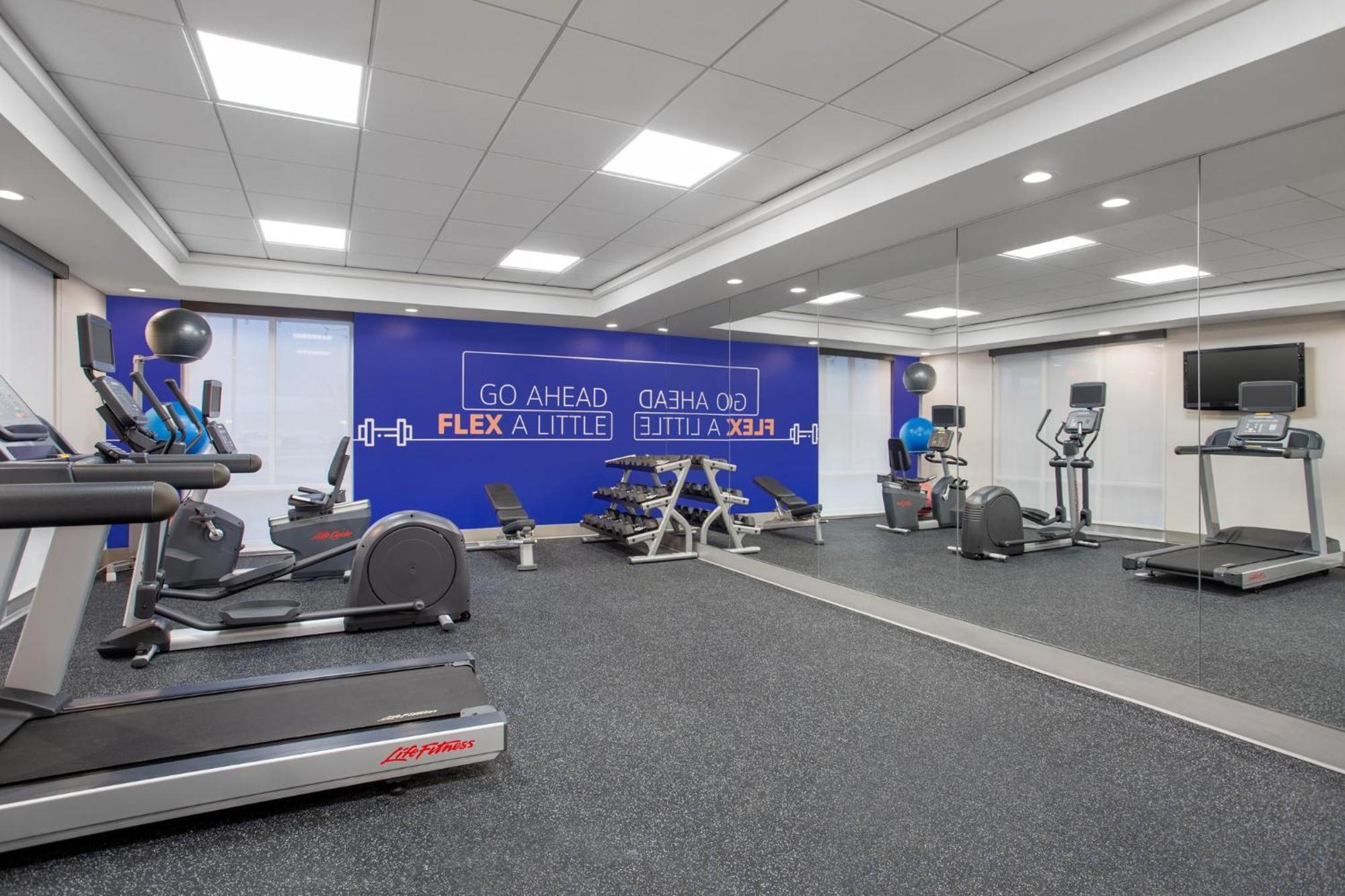 Holiday Inn Express Hotel & Suites Terre Haute By Ihg Esterno foto